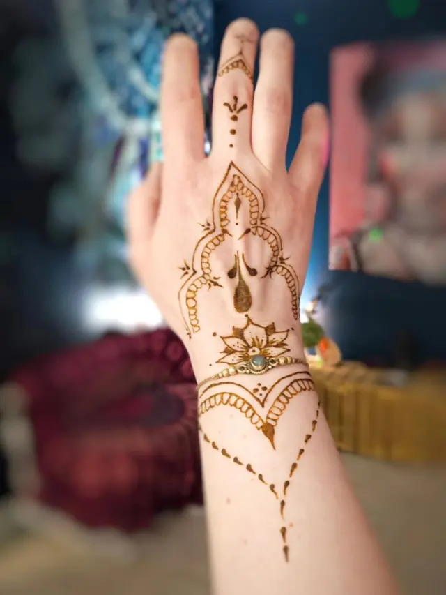 ✨️ AVOIMISSA OVISSA TAPAHTUU ✨️@kirsi_virrantalo tulee tekemään Avoimiin oviin hennatatutointeja! ⚜️Hennatatuointi on kaunis ja luonnollinen tapa koristaa ihoa. Kasvipohjaisesta hennasta tehty kuvio kestää iholla n. 1-3 viikkoa. Jokainen hennatatuointi on uniikki pieni taideteos, joka syntyy läsnäolosta, luovuudesta ja kehon kauneuden juhlistamisesta. 💜Yhden hennatatuoinnin tekemiseen menee aikaa n.  15-45 min, riippuen koosta ja kuvan monimutkaisuudesta. Hinta 5-40 €.ShangriLan Avoimet ovet lauantaina 17.1. klo 12-16, tervetuloa! 🤗