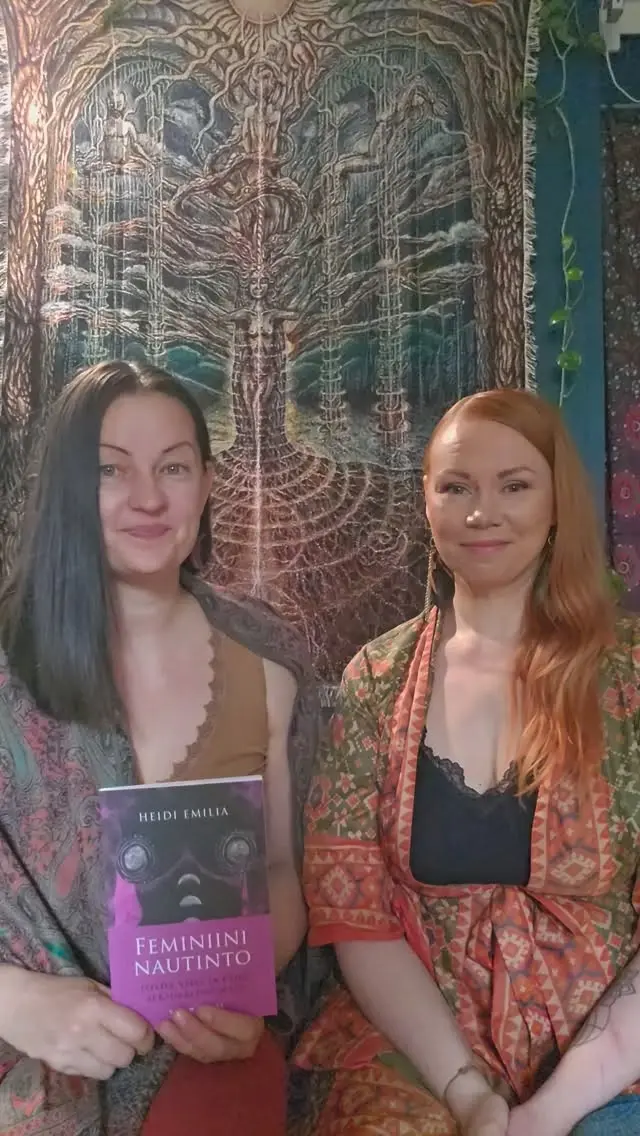 🌿 ShangriLa & Heidi Emilia Viikinsaari SummerVibesissä! 🌿Ensi lauantaina 6.6. löydät ShangriLa Home of Holistic Healingin ja @feminiini.nautinto yhteiseltä pöydältä @viikinsaarisummervibes Hyvinvointibasaarista!ShangriLa on Tampereen Kalevassa sijaitseva hyvinvoinnin keidas, jossa monien eri alojen ammattilaiset tarjoavat holistisia hoitoja, terapiaa, valmennusta ja kehollisen hyvinvoinnin palveluita. Lisäksi ShangriLasta voi vuokrata tunnelmallisia tiloja niin hoitoihin, tapahtumiin kuin yksityistilaisuuksiinkin. ✨Pisteellämme pääset tapaamaan ShangriLan väkeä. Paikalla ovat yrittäjät Riina ja Tuukka, sekä Heidi Emilian lisäksi myös mielen valmentaja ja hypnoositerapeutti Jenika Silosuo @miete_jenikasilosuo sekä hedelmällisyysvalmentaja Liina Shamama @shamamanic.Pysähdy hetkeksi luoksemme ja tule tutustumaan tarjontaamme:
✨ Feminiini nautinto -kirjan arvonta
✨ Tuukan intuitiivisia tarot-luentoja
✨ Maistiaisia tantrisesta shibarista
✨ Hennatatuointeja tekee @kirsi_virrantaloTule juttelemaan, kysymään, kokemaan ja inspiroitumaan. Nähdään Viikinsaaressa! 💚