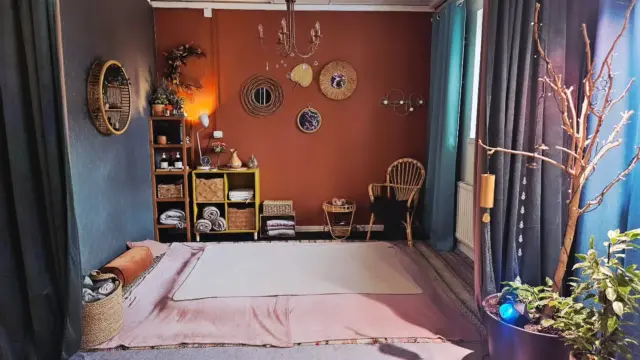 Siivouskeikkaa tarjolla ✨Kaipaisiko joku pientä lisätienestiä, ja siivoaminen (ainakin muiden nurkissa, jos ei omissa) on ihan kivaa puuhaa? 😇Meillä olisi tarvetta noin parin viikon välein villakoirien karkotukselle ja tilojen palauttamiselle zen-tilaan. 🧹Homma on rento ja aikataulu sovittavissa joustavasti. Siivousalan tutkintoa ei tarvita, mutta jos saat pientä sisäistä tyydytystä siitä, kun pöly katoaa ja paikat alkavat kiiltää, saatat olla juuri oikea tyyppi tähän! ✨️Kiinnostuitko? Laita meille viestiä 💌Vinkkaa myös eteenpäin jos tiedät jonkun jolle tällainen sopisi! 🙏#siivouskeikka #lisätienesti #keikkatyö