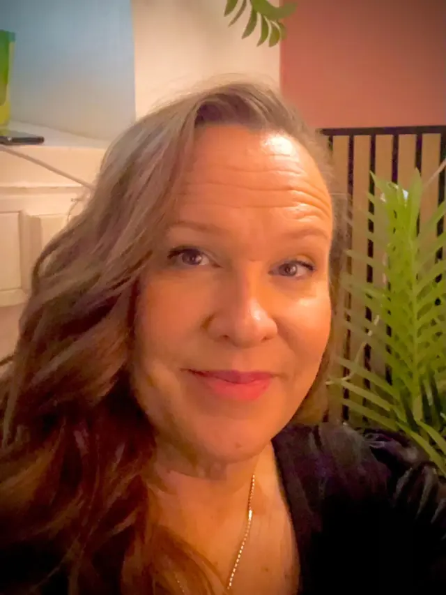 Minihoitoja YHTEYDESSÄ-tapahtumassa!Hoitola Jenni tarjoaa ShangriLassa kehoterapeuttista hierontaa lämpökivillä, vyöhyketerapialla, eteerisillä öljyillä ja energiahoidolla.✨️ Ystävänpäivänä tarjolla hierontaa ja energiahoitoja minihoitoina kympillä! ✨️Tervetuloa! 🌿💗Jenni / Hoitola Jenni