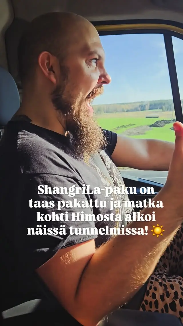 Yksi parhaista puolista siinä, että tekee töitä oman puolison kanssa, on se, että työreissuillekin pääsee yhdessä! 🥰Tällä kertaa suuntaamme Himokselle, jossa tarjoamme yksityistapahtuman vieraille mahdollisuuden pysähtyä, hengähtää ja palata oman itsensä äärelle maadoittavien ja holististen hoitojen merkeissä. 🌿✨Tien päällä aika sujuu kuin itsestään, kun ShangriLa-paku kulkee kohti seuraavaa kohdetta ja me availemme ääntämme laulamalla. 🎶Laulamisessa on myös tantrinen ulottuvuus:Vishuddha-chakra eli kurkkuchakra liittyy itseilmaisuun, viestintään sekä oman totuuden kuulemiseen ja ilmaisemiseen. Laulaminen, äänenkäyttö ja äänen värähtely voivat auttaa vapauttamaan ääntä ja avaamaan yhteyttä omaan kehoon, tunteisiin ja omaan ilmaisuun. ❤️Työpäivä alkaa siis jo matkalla! 🚐