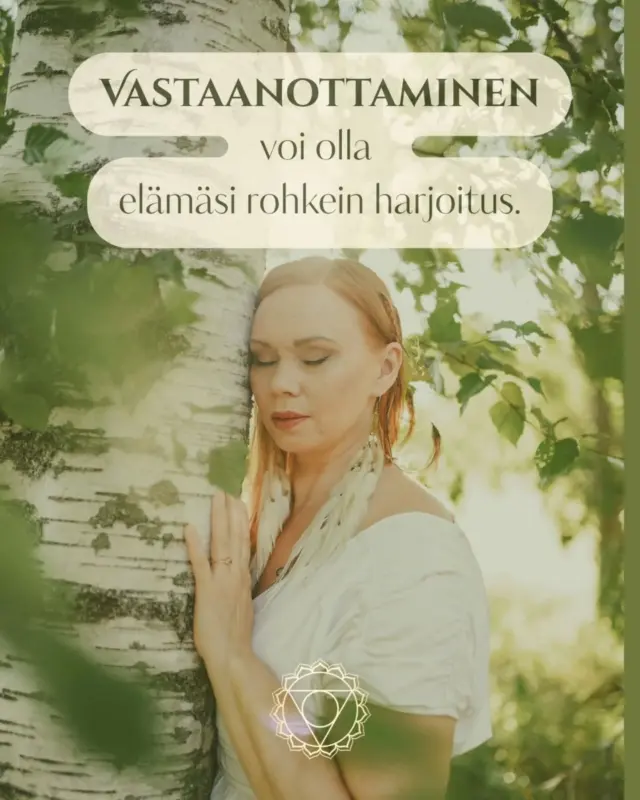 Vastaanottaminen voi olla elämäsi rohkein harjoitus. 🤍Meitä opetetaan tekemään, saavuttamaan ja kantamaan vastuuta. Vastaanottamista sen sijaan harjoitellaan harvoin.Tantrahieronta tarjoaa mahdollisuuden laskea hetkeksi kaikki roolit ja suorittaminen. Saat vain hengittää, tuntea ja antaa kehon kertoa omaa tarinaansa turvallisessa, hyväksyvässä tilassa.Kyse ei ole siitä, että sinussa olisi jotain korjattavaa. Kyse on siitä, että joskus riittää, kun joku kohtaa sinut aidosti, läsnäollen ja ilman odotuksia.Tarjoamme tantrista hierontaa yksilöille ja pareille ShangriLan rauhoittavissa ja kauniissa puitteissa.
Jokainen hoito rakentuu sinun toiveidesi, rajojesi ja elämäntilanteesi mukaan. Ensikertalaiset ovat yhtä tervetulleita kuin pidempään tantraa tutkineet.✨ Jos tunnet kutsun pysähtyä itsesi äärelle, laita viestiä ja varaa aikasi.🌿 ShangriLa Holistic Healing | Tampere#tantrahieronta #tantra #läsnäolo #kehoyhteys #hyvinvointi