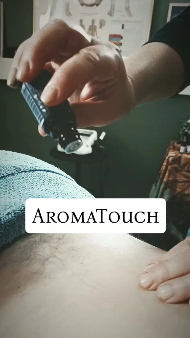 🌿 AROMATOUCH – Lempeä hetki keholle ja mielelle 🌿AromaTouch ei ole perinteistä hierontaa, vaan lempeää ja rytmistä kosketusta yhdessä puhtaiden, terapeuttisten eteeristen öljyjen kanssa.Mitä hoito tekee?🌿 Rauhoittaa mielen
Eteeristen öljyjen tuoksut ja rauhallinen kosketus auttavat pysähtymään ja rauhoittumaan.🌸 Tasapainottaa kehoa
Öljyjen ja kosketuksen yhdistelmä tukee kehon luonnollista tasapainoa ja palautumista.🙌 Lievittää stressiä
Rytminen ja lempeä kosketus antaa hermostolle tilaa rauhoittua ja päästää irti päivän kuormituksesta.🛡️ Tukee vastustuskykyä
AromaTouch-hoito on suunniteltu tukemaan kehon omia palautumisen ja hyvinvoinnin mekanismeja.✨ Anna itsellesi lupa pysähtyä. Hoidossa saat vain olla, hengittää ja vastaanottaa.Tutustumistarjouksena 11.11.2026 saakka 50€, sen jälkeen 60€. Hoidon kesto n. 60 min.Kysy lisää ja varaa aika, linkki yhteydenottosivulle ja ajanvaraukseen biossa!Tervetuloa ShangriLaan AromaTouch-hoitoon! 🌿